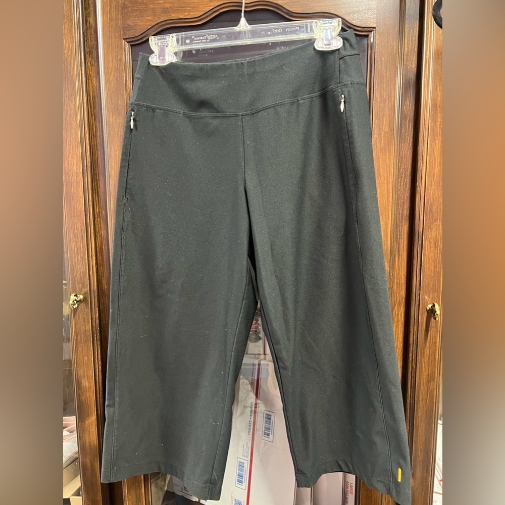 Lucy Everyday Wear Black Capri Activewear  Pants